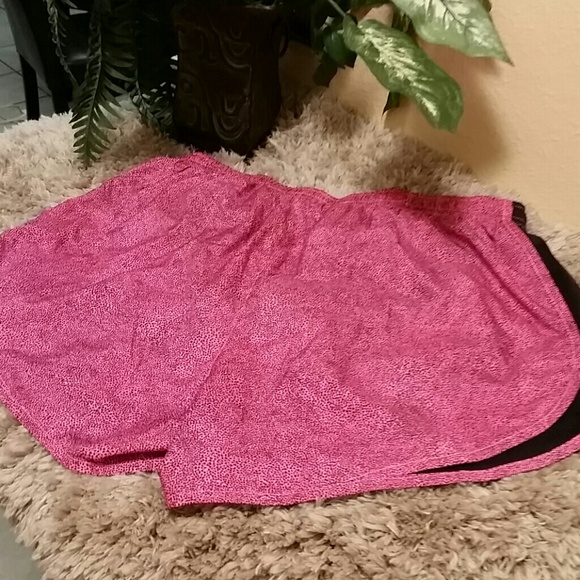 Women Nike shorts - Picture 2 of 3